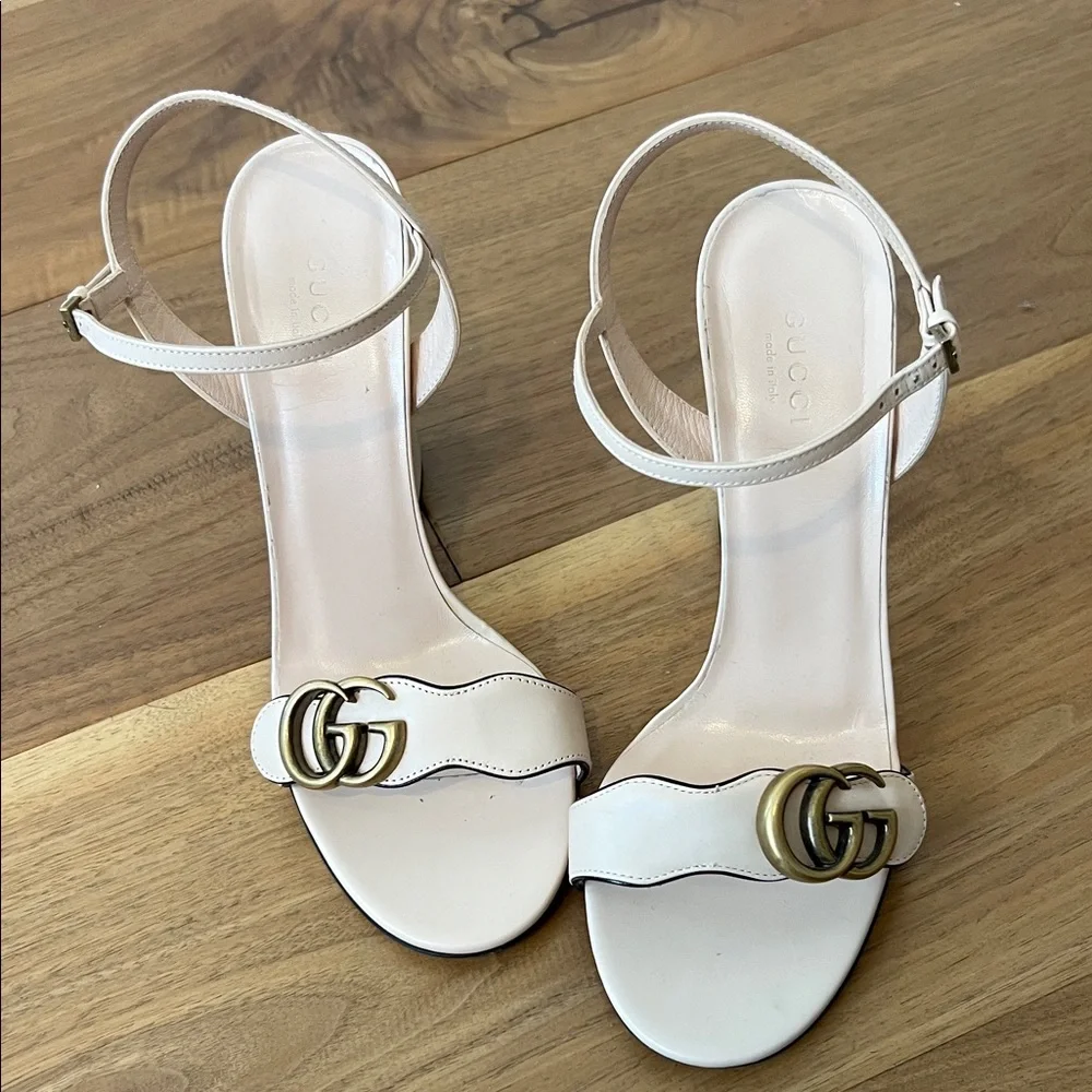 Gucci Cream Heels with Gold Accent - Picture 2 of 9
